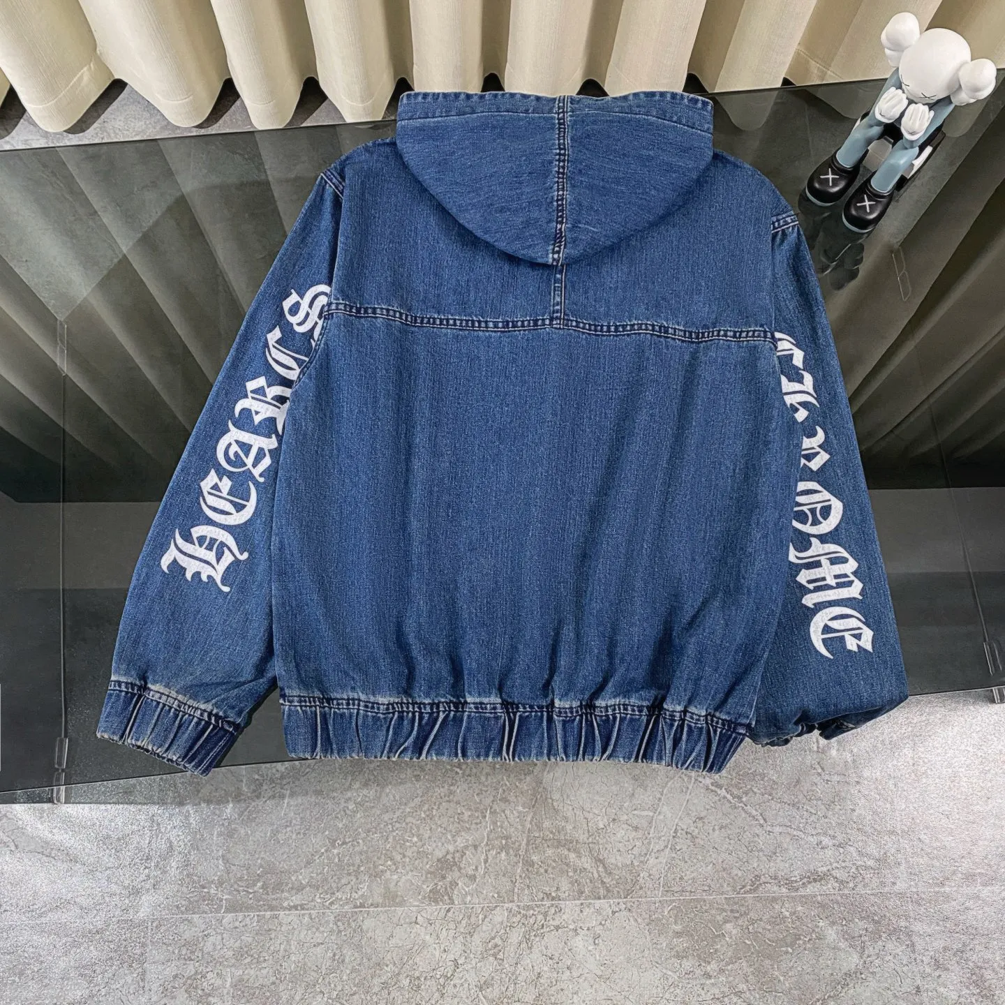 🅿️290 Chrome Heart ｜ Chrome Heart 25ss cross-stitched leather Sanskrit letter unisex denim hooded jacket. The new half-zip denim sweatshirt hoodie is not bad. It is quite casual, the fit is relatively loose, and the simple blue and white color scheme is full of details. Leather Logo Sanskrit printing. Classic denim fabric. No matter the body shape, anyone can control it. Same style for men and women~ About Chrome Heart This is an extremely luxurious fashion brand that can also be called the nobility of the high street. It has always been an exclusive brand for some hipsters or rich second generation. Compared with ordinary high streets, it is more luxurious and noble. Compared with luxury brands, it has a more fashionable personality. It has always been a brand that I have a special liking for. Color: denim blue Size: S M L